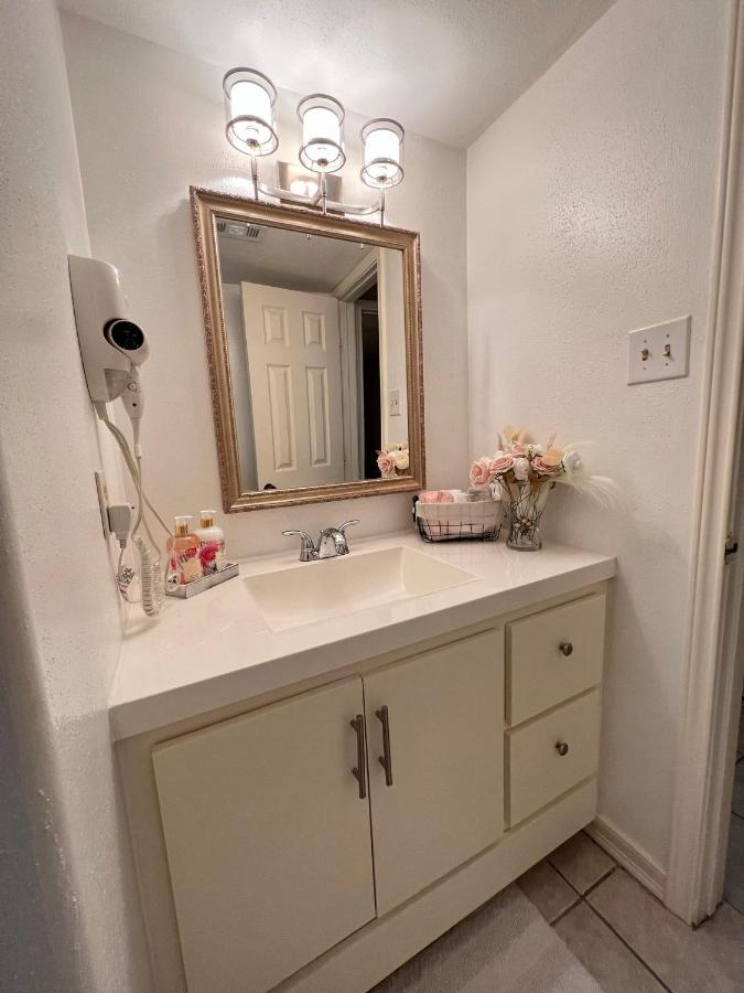 Centrally Located Houston Retreat! Sleeps 8, 10 Min To Downtown, Free Parking Eksteriør billede