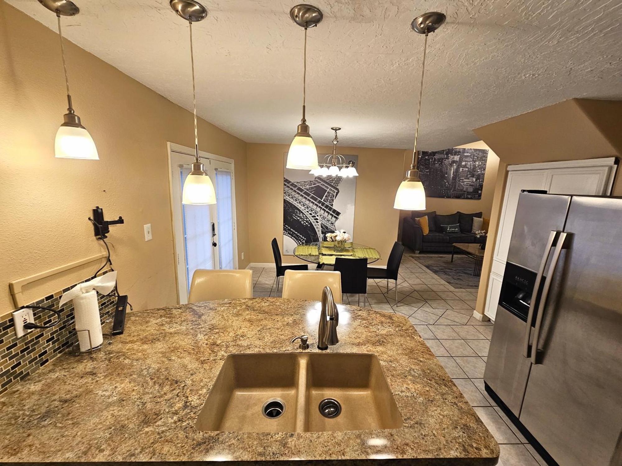 Centrally Located Houston Retreat! Sleeps 8, 10 Min To Downtown, Free Parking Eksteriør billede